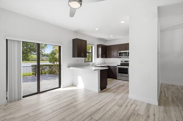 5884 Mustang Manor