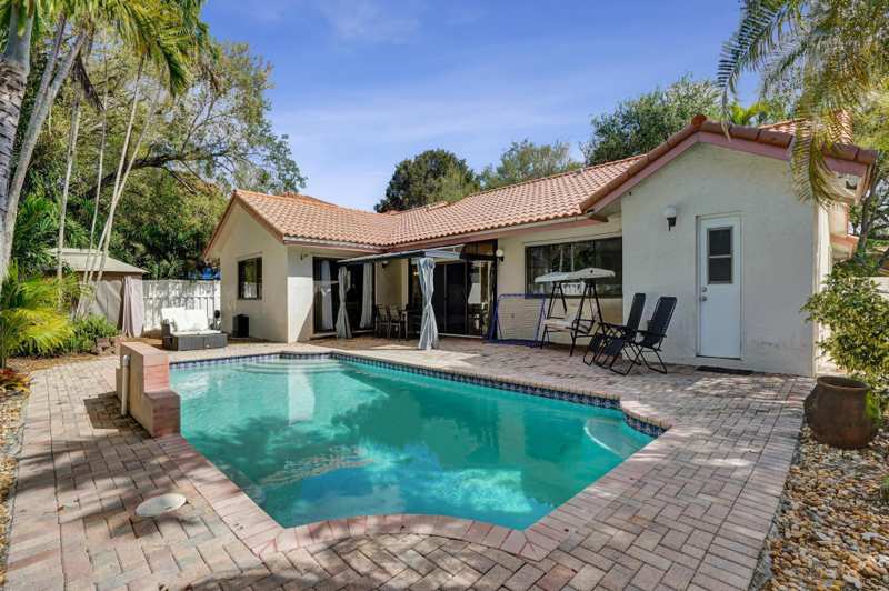 4 bedroom Single Family Residence at 10527 Zurich Street, Embassy Lakes, Cooper City — photo 1