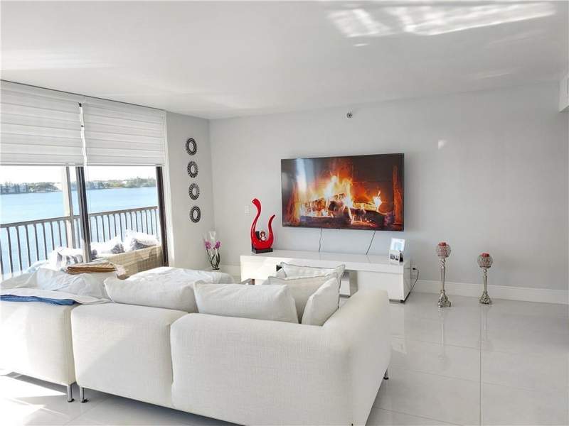 2 bedroom Condominium at 105 Lake Emerald Drive #502, Lake Emerald Condominium No, Oakland Park — photo 2