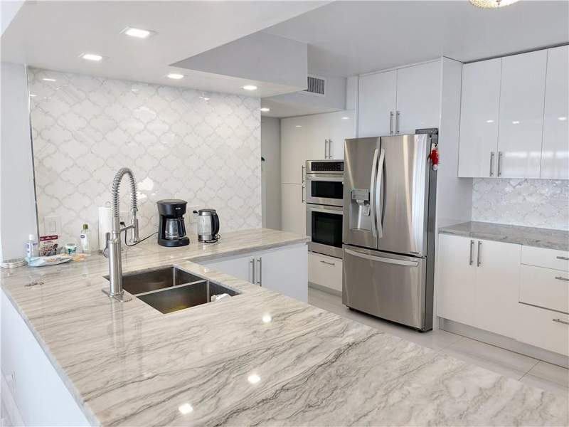 2 bedroom Condominium at 105 Lake Emerald Drive #502, Lake Emerald Condominium No, Oakland Park — photo 4