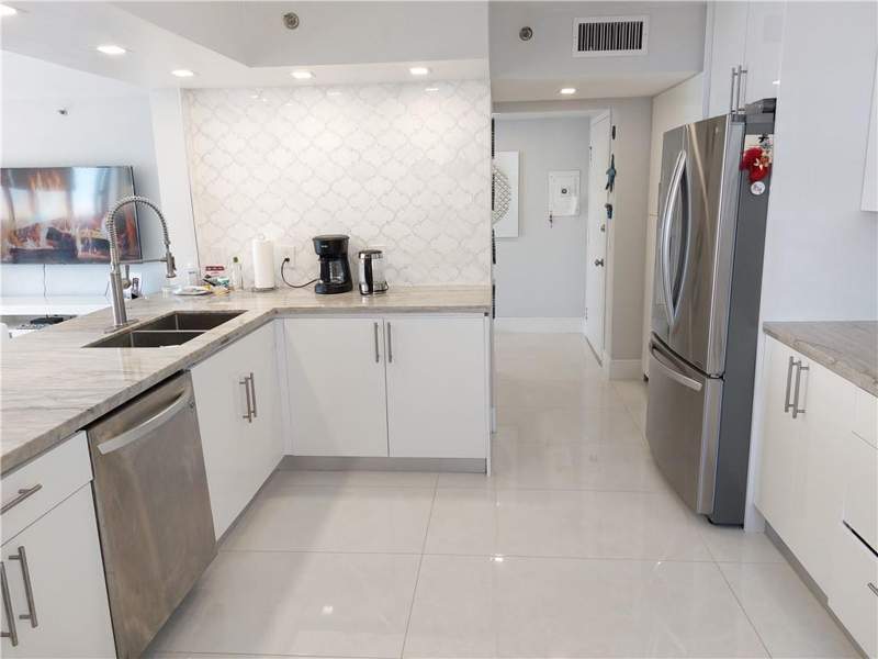 2 bedroom Condominium at 105 Lake Emerald Drive #502, Lake Emerald Condominium No, Oakland Park — photo 5