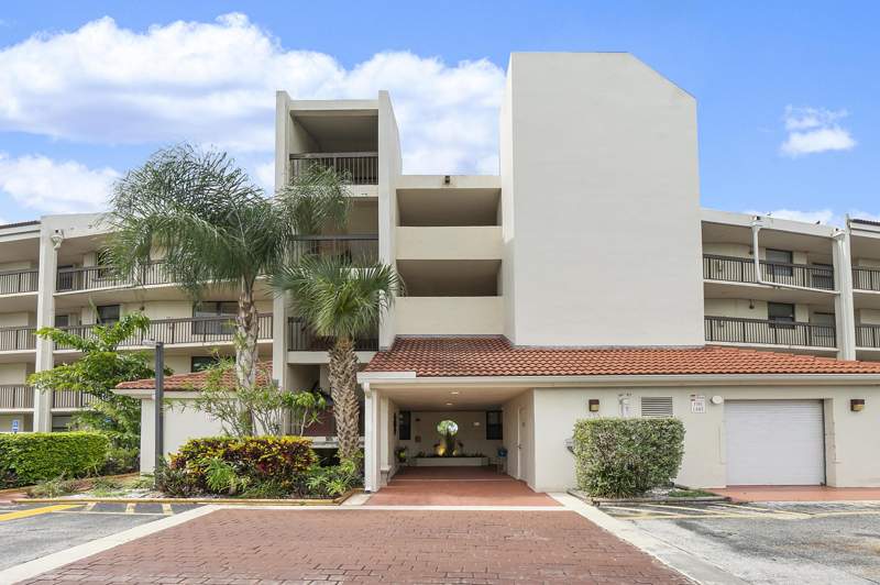 2 bedroom Condominium at 116 Lake Emerald Drive #403, Lake Emerald Condominium No Six, Oakland Park — photo 2