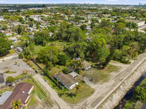 5133 Pine Grove Drive, West Palm Beach FL - photo 13 of 27