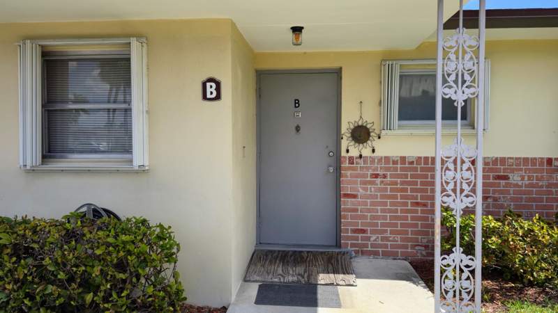 2 bedroom Villa at 2800 Ashley Drive #B, Cresthaven Villas 2 Condo, West Palm Beach — photo 3