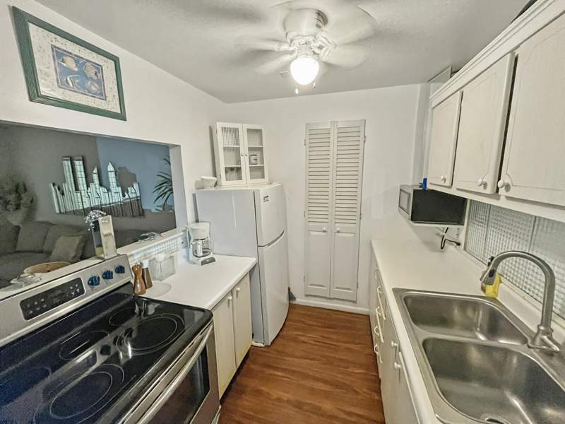 1 bedroom Stock Cooperative at 101 Doolen Court #305, Lake Colony Apts One Inc, North Palm Beach — photo 4