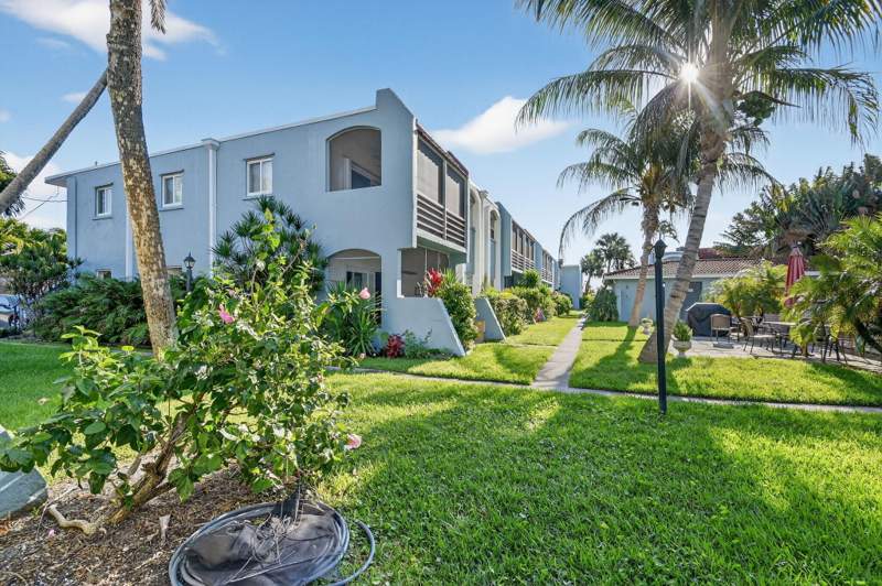 1 bedroom Condominium at 1432 S Lakeside Drive #4, Ken-Lee Gardens Condo, Lake Worth Beach — photo 2