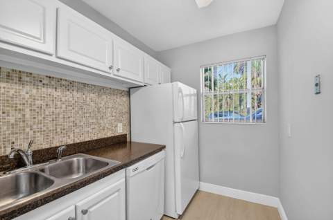 1432 S Lakeside Drive #4, Lake Worth Beach FL - photo 16 of 61