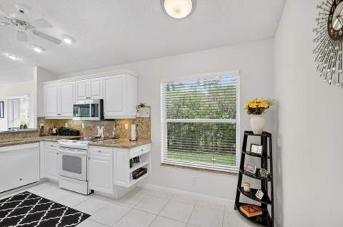 9718 Harbour Lake Circle, Boynton Beach FL - photo 11 of 107