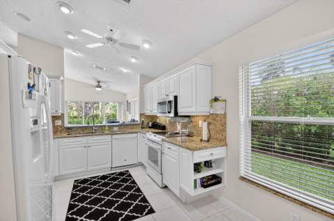 9718 Harbour Lake Circle, Boynton Beach FL - photo 12 of 107