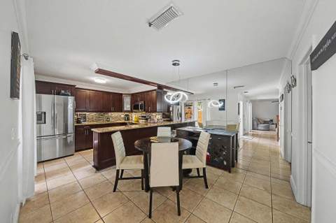 149 Lake Arbor Drive, Palm Springs FL - photo 7 of 37