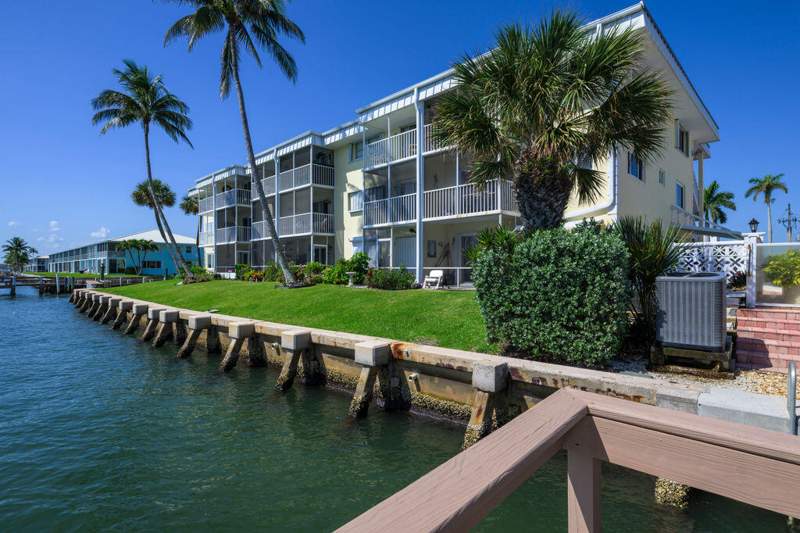 2 bedroom Condominium at 101 Doolen Court #307, Lake Colony Apts One Inc, North Palm Beach — photo 2