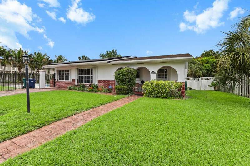 4 bedroom Single Family Residence at 1091 NW 46th Avenue, Flair Sub No 3, Lauderhill — photo 3