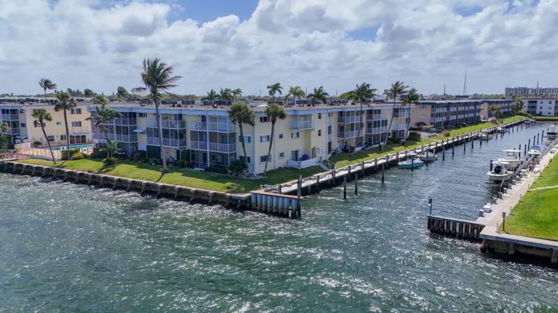 2 bedroom Condominium at 101 Doolen Court #307, Lake Colony Apts One Inc, North Palm Beach — photo 4