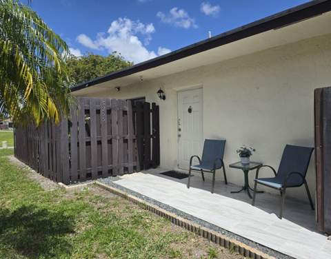 5255 Mendoza Street, West Palm Beach FL - photo 9 of 45
