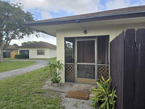 5255 Mendoza Street, West Palm Beach FL - photo 6 of 45