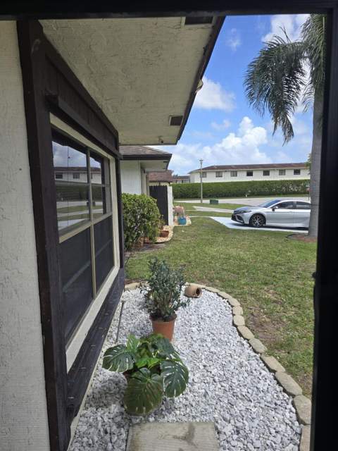5255 Mendoza Street, West Palm Beach FL - photo 7 of 45