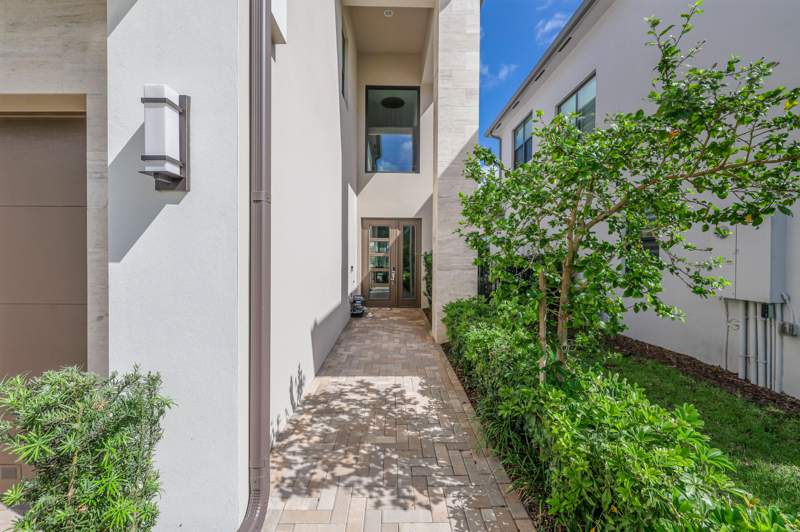 5 bedroom Single Family Residence at 8283 Royal County Down Road, Boca Raton Golf Course Pud, Boca Raton — photo 4