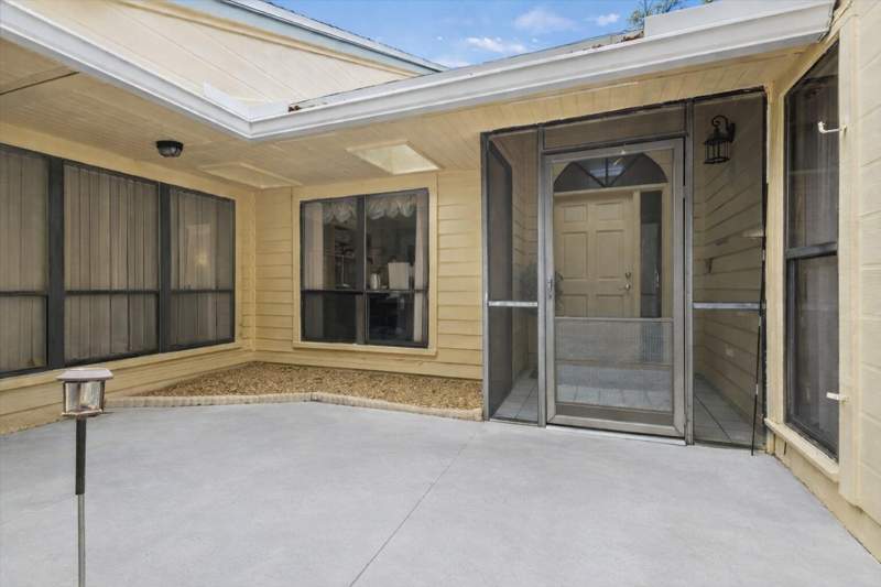 4 bedroom Single Family Residence at 6691 S Pine Court, Eastpointe Sub Pl 9-A In Pb49P3 Lt 22, West Palm Beach — photo 4