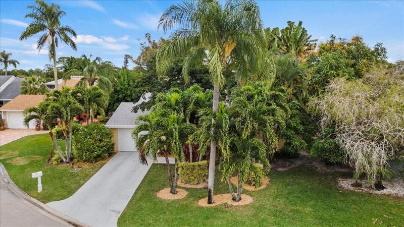 4 bedroom Single Family Residence at 6691 S Pine Court, Eastpointe Sub Pl 9-A In Pb49P3 Lt 22, West Palm Beach — photo 3