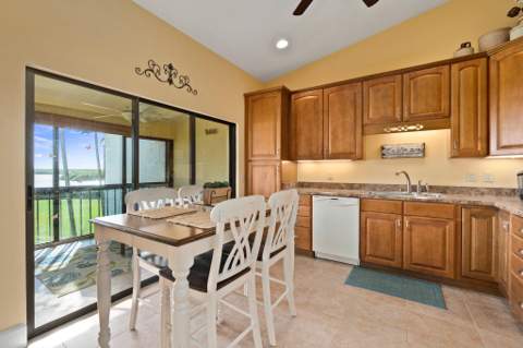 3225 S Lakeview Circle #22-202, Fort Pierce FL - photo 19 of 41