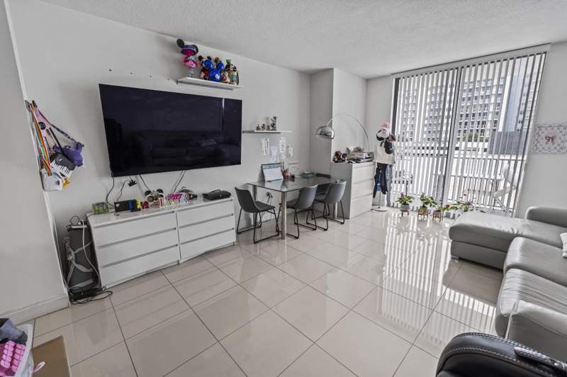 2 bedroom Condominium at 140 S Dixie Highway #512, Hollywood Station Res Condo, Hollywood — photo 3