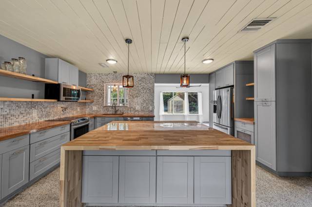 818 NW 28th Court