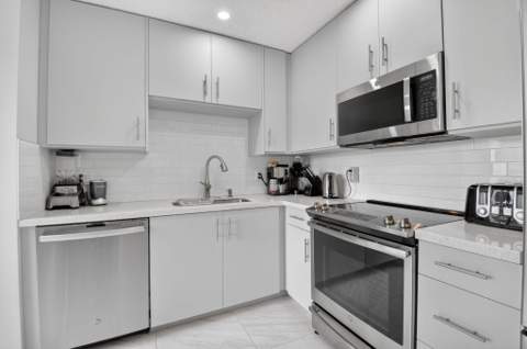 7563 Glendevon Lane #1306, Delray Beach FL - photo 7 of 95