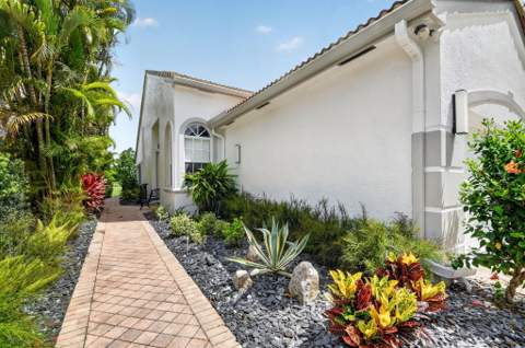 4634 Carlton Golf Drive, Lake Worth FL - photo 7 of 92