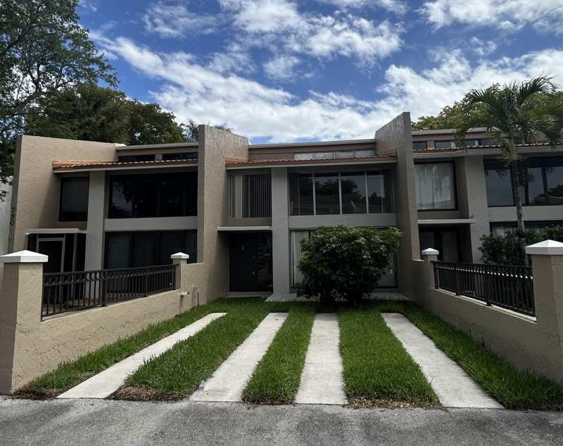 3 bedroom Townhouse at 750 E Coco Plum Circle #2, Majestic View, Plantation — photo 1