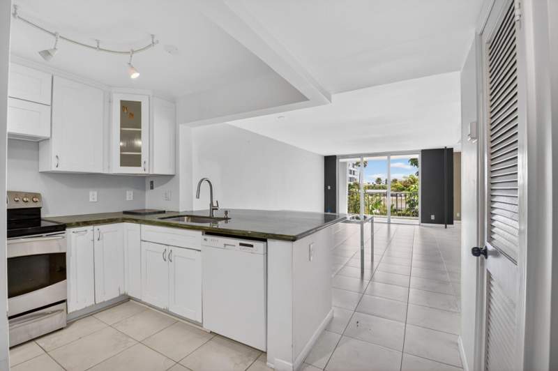 2 bedroom Condominium at 3581 S Ocean Boulevard #3c, Horizon West Condo, South Palm Beach — photo 5