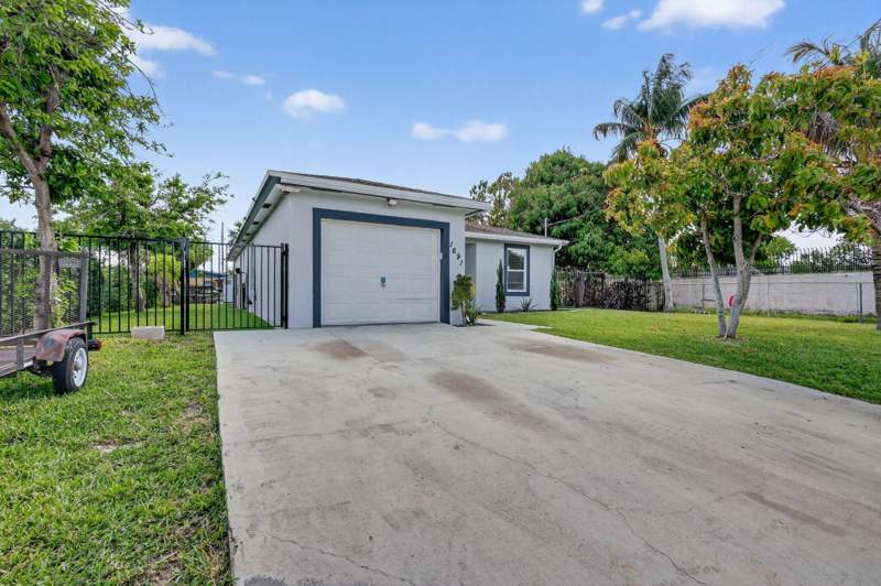 4 bedroom Single Family Residence at 1691 W 26th Court, Davis, Riviera Beach — photo 2