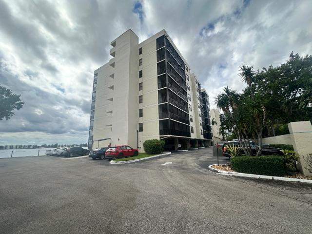 1 bedroom Condominium at 105 Lake Emerald Drive #810, Lake Emerald Condominium No, Oakland Park — photo 2
