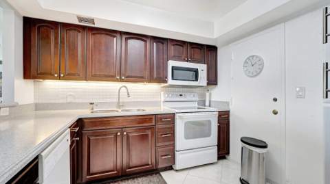 427 Golden Isles Drive #5j, Hallandale Beach FL - photo 16 of 43