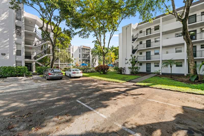 2 bedroom Condominium at 471 N Pine Island Road #302d, Plantation Pines Condo, Plantation — photo 1