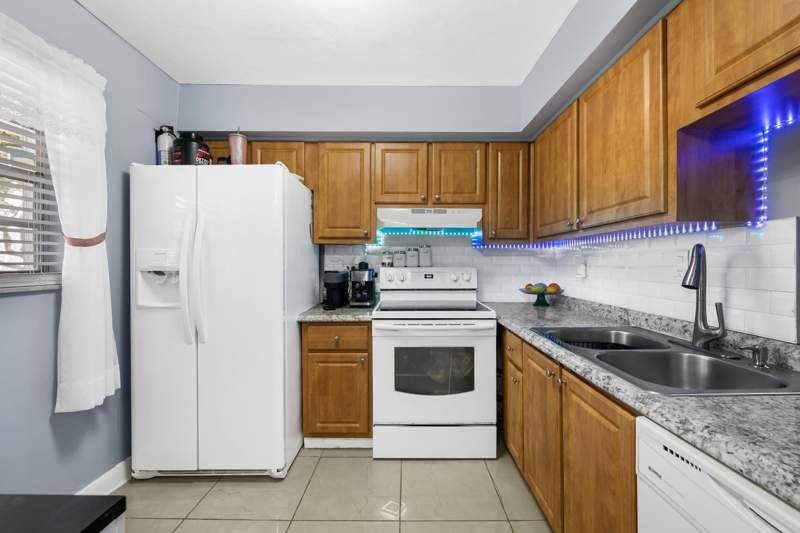 2 bedroom Condominium at 471 N Pine Island Road #302d, Plantation Pines Condo, Plantation — photo 3