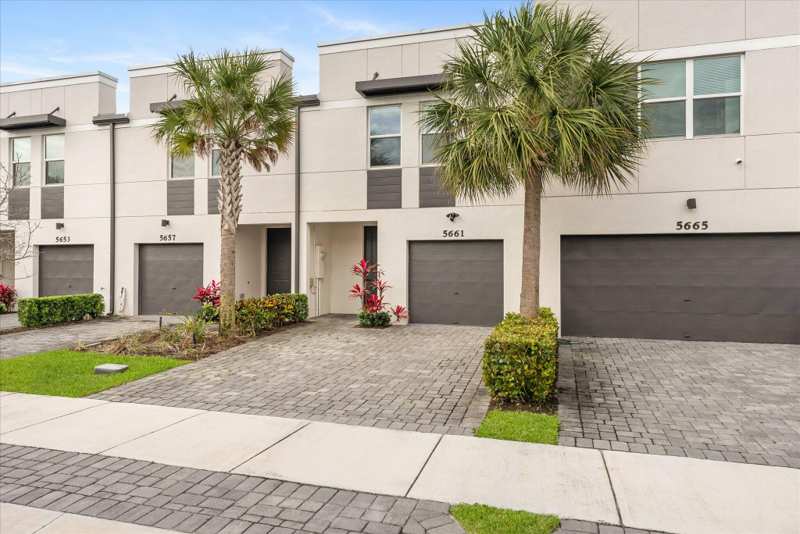 3 bedroom Townhouse at 5661 Mentmore Drive, Enclave At Mangonia Park, Mangonia Park — photo 1