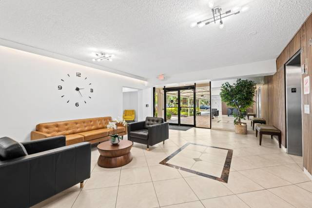3960 Oaks Clubhouse Drive #304