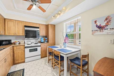 3960 Oaks Clubhouse Drive #304, Pompano Beach FL - photo 6 of 22