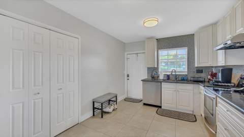 298 SE 6th Avenue #2, Pompano Beach FL - photo 6 of 30