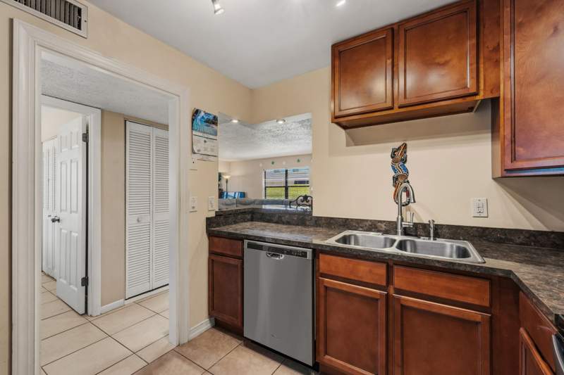 2 bedroom Condominium at 2050 Oleander Boulevard #1-106, Island House Condominium Phase I, Fort Pierce — photo 4