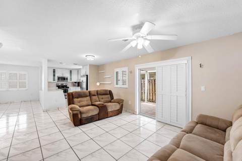 331 NW 101st Terrace, Pembroke Pines FL - photo 10 of 36