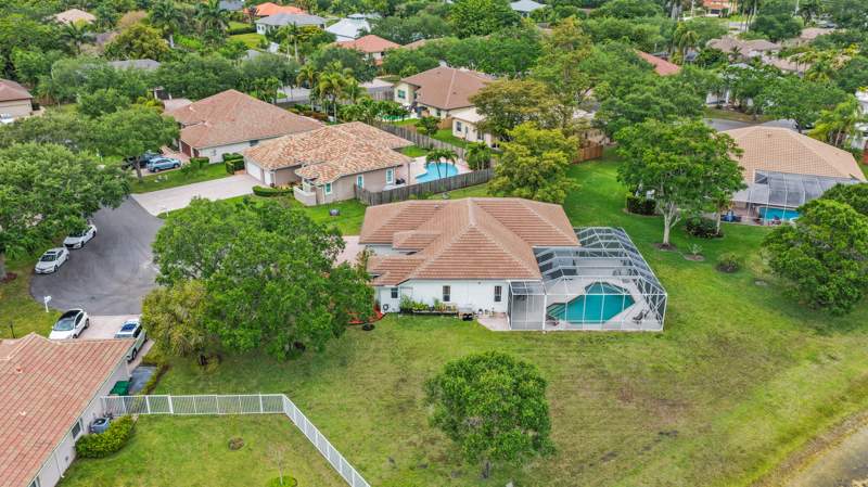 4 bedroom Single Family Residence at 16245 Seneca Circle, Estates Of Stirling Lake, Davie — photo 2