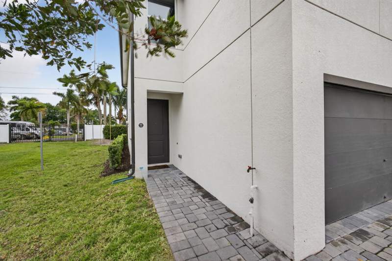 3 bedroom Townhouse at 1700 Lindley Street, Enclave At Mangonia Park, Mangonia Park — photo 4