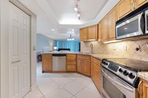 2400 Presidential Way #1206, West Palm Beach FL - photo 10 of 39