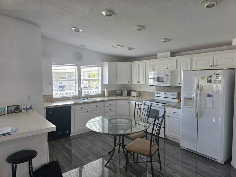 2 bedroom Manufactured Home at 8027 9th Hole Drive, The Links At Savanna Club, Port St. Lucie — photo 3