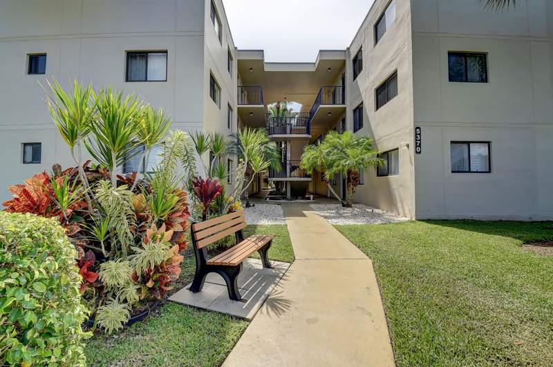 2 bedroom Condominium at 5370 Las Verdes Circle #324, Cypress Condo, Delray Beach — photo 4