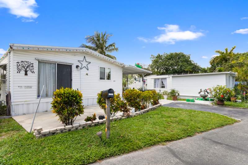 2 bedroom Mobile Home at 2961 SW 52nd Terrace, Everglades Lakes, Davie — photo 1