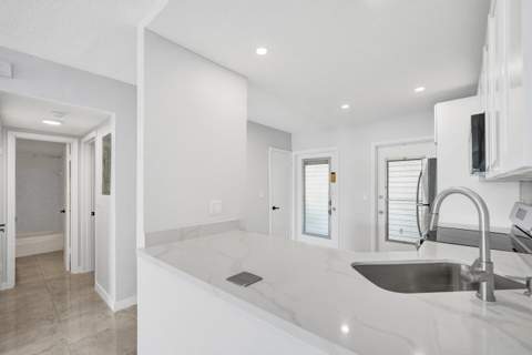 455 Paradise Isle Boulevard #305, Hallandale Beach FL - photo 11 of 30