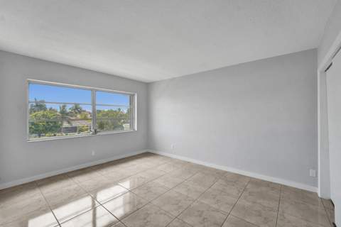 455 Paradise Isle Boulevard #305, Hallandale Beach FL - photo 16 of 30