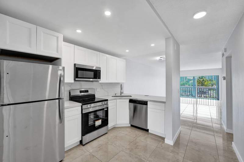 2 bedroom Stock Cooperative at 455 Paradise Isle Boulevard #305, Isle Of Paradise Co-Op F, Hallandale Beach — photo 5
